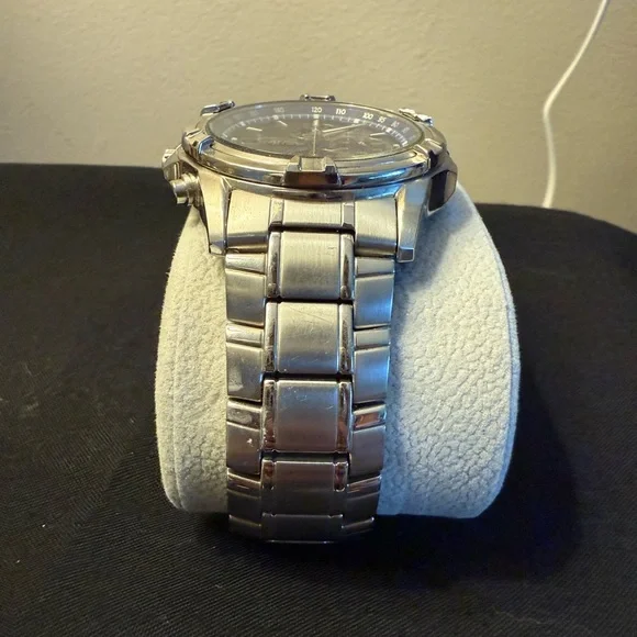 Seiko Solar Chronograph with Blue Dial and Silver Band - Picture 5 of 9